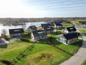 TynaarloSummio Villapark Akenveen的河流旁村庄的空中景观