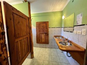 埃博森Ankatu Hostel的一间带水槽和木门的浴室