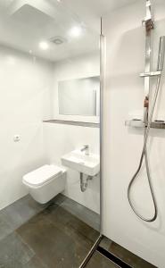 科隆DOMspitzen-BLICK, cooles 2 Zimmer Apt mit Küche und Smart-TV的白色的浴室设有卫生间和水槽。