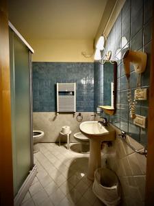 托莱港Hotel Ponte Molo的一间带水槽、卫生间和淋浴的浴室