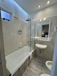 布宜诺斯艾利斯永宏格兰德酒店的带浴缸、盥洗盆和卫生间的浴室