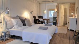 欧登塞Store Ejlstrup Bed & Breakfast的客厅配有白色的床和沙发
