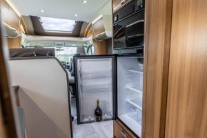 TuchoměřiceCampiri Base Prague - motorhomes & RVs rental company的配有一瓶葡萄酒的开放式冰箱