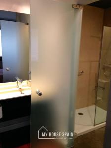 希洪MyHouseSpain - Apartamentos Moros 41的带淋浴和盥洗盆的浴室