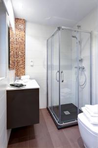 霍兹纳约阿伯卡公寓的一间带玻璃淋浴和卫生间的浴室