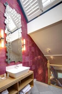 切斯特Oddfellows Chester Hotel & Apartments的一间带水槽和红色墙壁的浴室