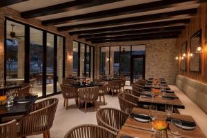 摩押Casitas At The Hoodoo Moab, Curio Collection By Hilton的餐厅设有桌椅和窗户。
