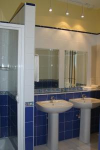 特鲁欧克比赫斯Résidence Syrina 1的浴室设有2个水槽和镜子