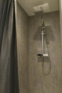 Woburn SandsThe Almshouse Suites的浴室内配有淋浴帘。