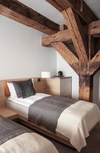 哥本哈根哥本哈根埃德莫瑞酒店的一间卧室设有一张带木梁的大床