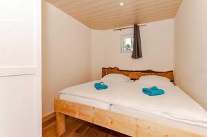 于克里茨Seebär的一间卧室配有一张带蓝色拖鞋的床。