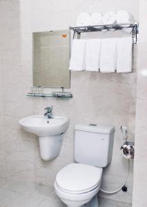 岘港Quốc Khánh Hotel Da Nang的白色的浴室设有卫生间和水槽。