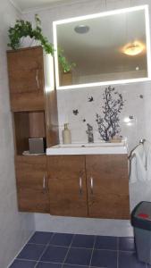 茨维泽尔FW & FH Lüsselfeld的一间带水槽和镜子的浴室