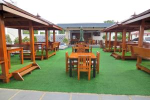 BalateroOrient De Galera Beach Resort的一间设有木桌和长椅的餐厅
