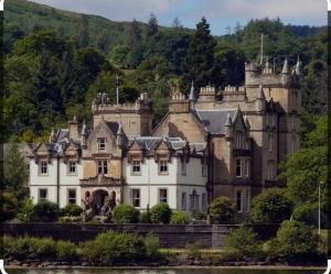 巴洛赫Cameron House - Lodge 17 - Loch Lomond的一座大城堡,位于河边