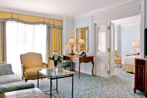 盐湖城美国大酒店的酒店客房设有床和客厅。