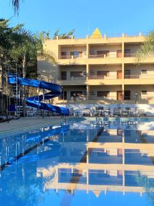 阿蒂巴亚Hotel Fazenda Pirâmides的酒店前游泳池的滑水道