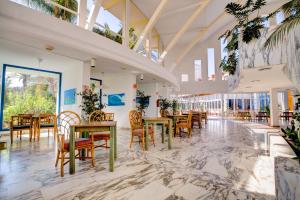 科斯塔卡玛SBH Fuerteventura Playa的用餐室设有桌椅和窗户。