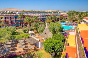 科斯塔卡玛SBH Fuerteventura Playa的享有带游泳池的度假村的空中景致