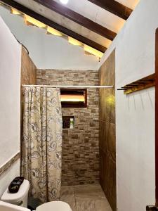 波内洛亚Cacerola Beach House的带淋浴帘和卫生间的浴室