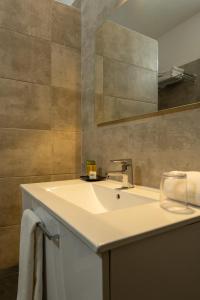 圣玛丽亚Hotel LIVVO Budha Beach的一间带水槽和镜子的浴室