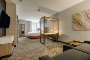 斯蒂尔沃特SpringHill Suites by Marriott Stillwater的配有一张床和一张书桌的酒店客房