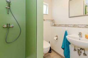 于克里茨Wockninsee的浴室设有绿门和水槽