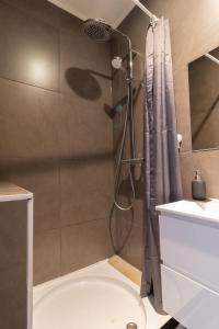 海牙Homey Studios - City Centre的浴室内配有淋浴帘。
