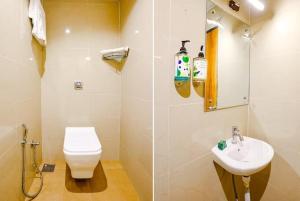 孟买Wind Flower Hotel New Aadya International Near International Airport的一间带卫生间和水槽的浴室