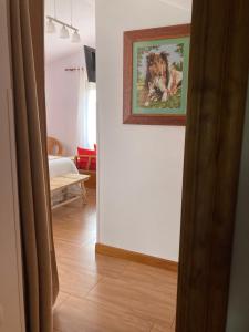 YusoPosada Las Torres的墙上有一只狗的照片的房间