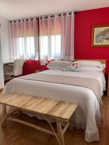 YusoPosada Las Torres的一间卧室设有一张大床和红色的墙壁