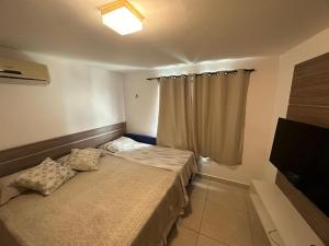 若昂佩索阿Luxor Paulo Miranda 107 by Allmare Apartamentos的一间小卧室,配有一张床和电视