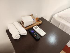 女人岛Fitz-Mar的一张桌子,配有遥控器,床上配有毛巾