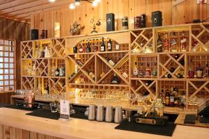 廷布Thimphu Deluxe Hotel的酒吧里放着一束瓶子和眼镜