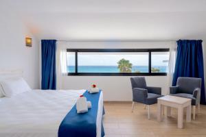 圣玛丽亚Hotel LIVVO Budha Beach的一间卧室配有一张床,享有海景