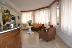 Casa FrancesiPark Hotel的厨房以及带沙发和桌子的客厅。