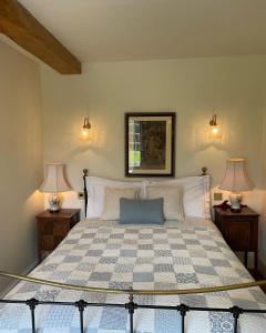 利明顿温泉Wethele Manor的一间卧室配有一张大床和两盏灯