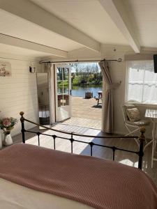 利明顿温泉Wethele Manor的一间卧室配有一张床,享有庭院的景色