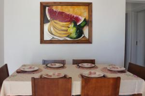 拉古纳Resid. Clube Mar Grosso - Laguna的一张桌子上的一束香蕉画