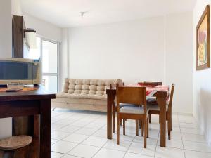 拉古纳Resid. Clube Mar Grosso - Laguna的客厅配有桌子和沙发