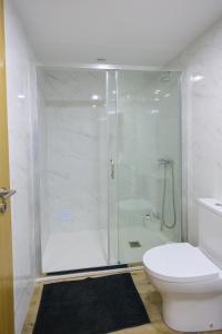 塞亚CASA ORIGENS ll的带淋浴和卫生间的白色浴室