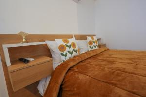塞亚CASA ORIGENS ll的一间卧室配有一张带两个枕头的棕色床。