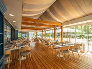 加茨比亚格拉Rosevia Resort & Spa的用餐室设有桌椅和窗户。
