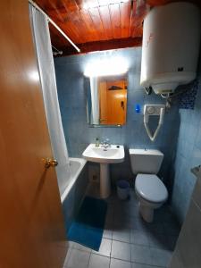 帕斯底拉卡萨阿尔蒂希姆普莱西德湖畔酒店的浴室配有卫生间、盥洗盆和浴缸。