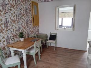 Llwyn-y-piaCottage Style in Ystrad, Double room的一间带桌椅和窗户的用餐室