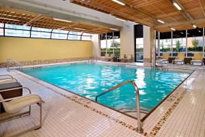温哥华温哥华市中心万豪费尔菲尔德酒店的大楼里一个蓝色的大泳池