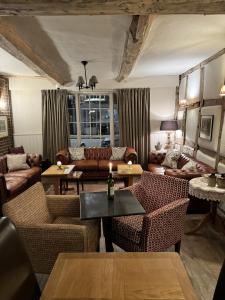 塞文河畔厄普顿The White Lion Hotel的带沙发和桌椅的客厅