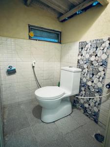 马迪凯里Coorg Heritage Hill View Resort的一间位于客房内的白色卫生间的浴室
