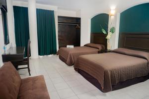 伊达尔戈州波萨里卡Hotel Du Parc的酒店客房,设有两张床和一张沙发