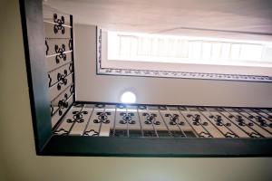 伊达尔戈州波萨里卡Hotel Du Parc的窗户,位于一间铺有瓷砖地板的客房内